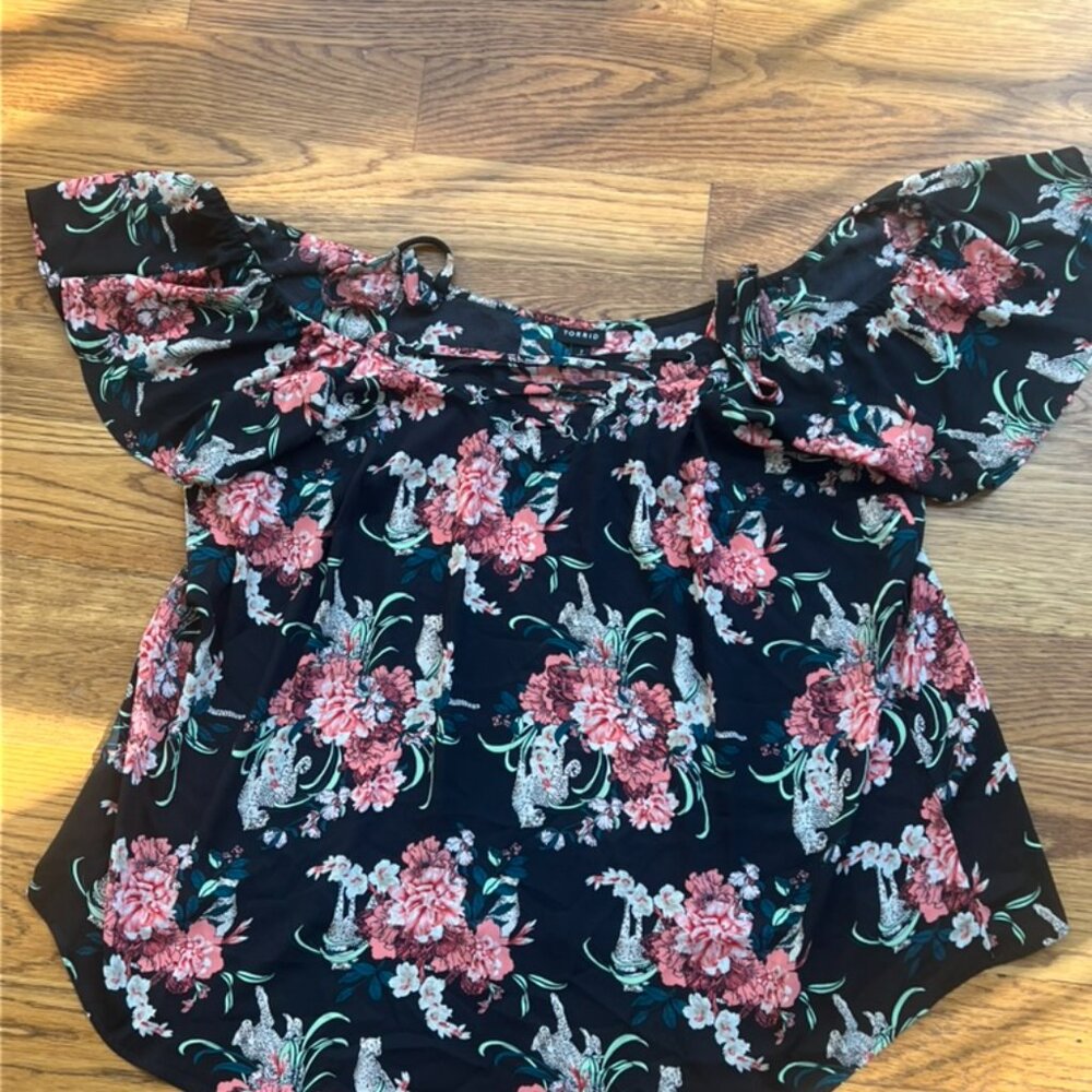 Torrid Cold Shoulder Boho Chic Black Floral Top – Size 2 Plus - Picture 2 of 7